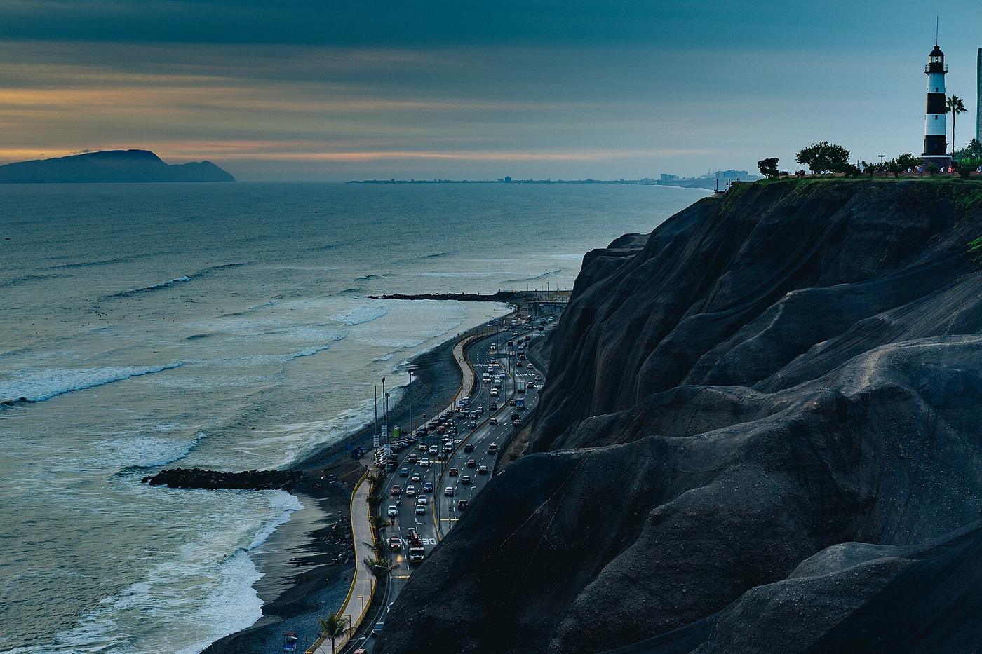 Costa: Acantilado de la Costa Verde, Lima.